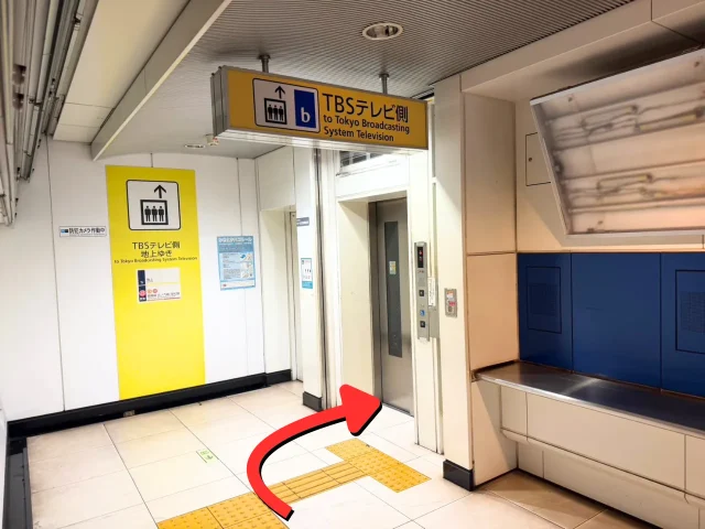 「TBSテレビ側地上ゆき」エレベーター