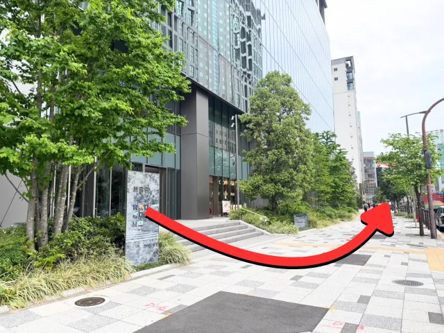目の前に「外堀通り（都道405号）」があります。出口を背にして「左方向（赤坂見附駅方面）」へ